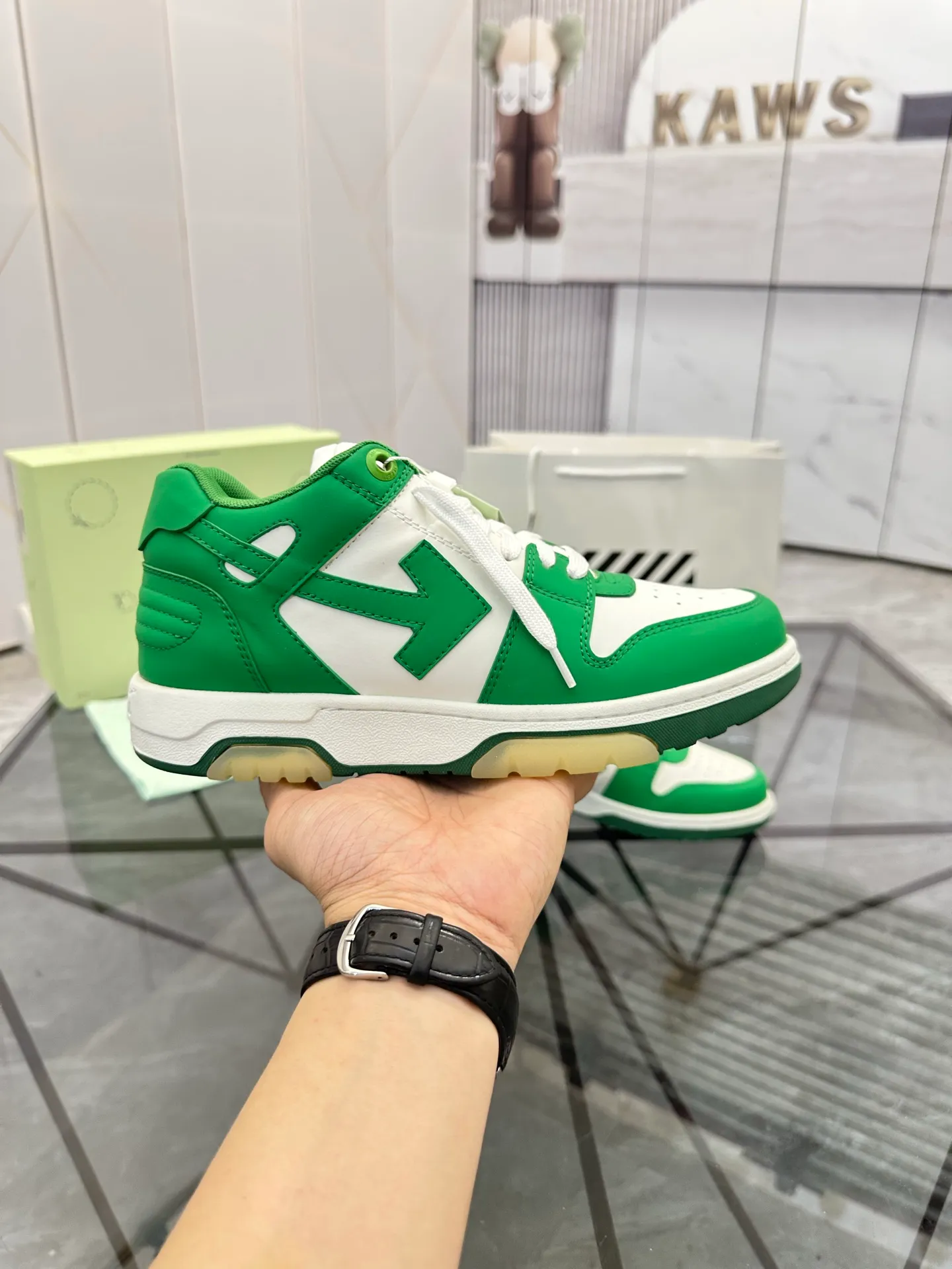Selling men's shoes 💰: 💰P560¥ High-end top quality (leather buckle plus 10) Product trademark: OFF WHITE * "OFF WHITE*" low-top casual shoes Regular size: 35-45 (can be customized to 46) Couple style Product material: imported first-layer cowhide leather upper, breathable lining, original outsole. No.: H203